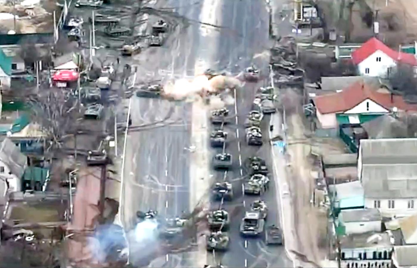 Wojna w Ukrainie. Kadr z filmu z drona ukazujący zniszczenie rosyjskiej kolumny pancernej w Browarach. 10 marca 2022 r.