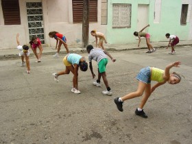 Beztroskie dzieciństwo na Kubie szybko się kończy.