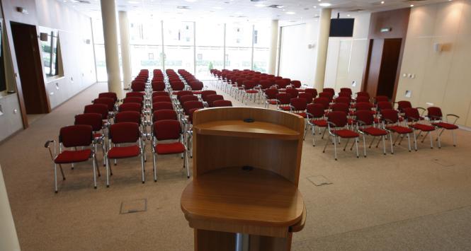 Atutem jest dzienne oświetlenie z żaluzjami sterowanymi  elektronicznie.