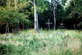 Zniszczony nagrobek na cmentarzy w Balnicy