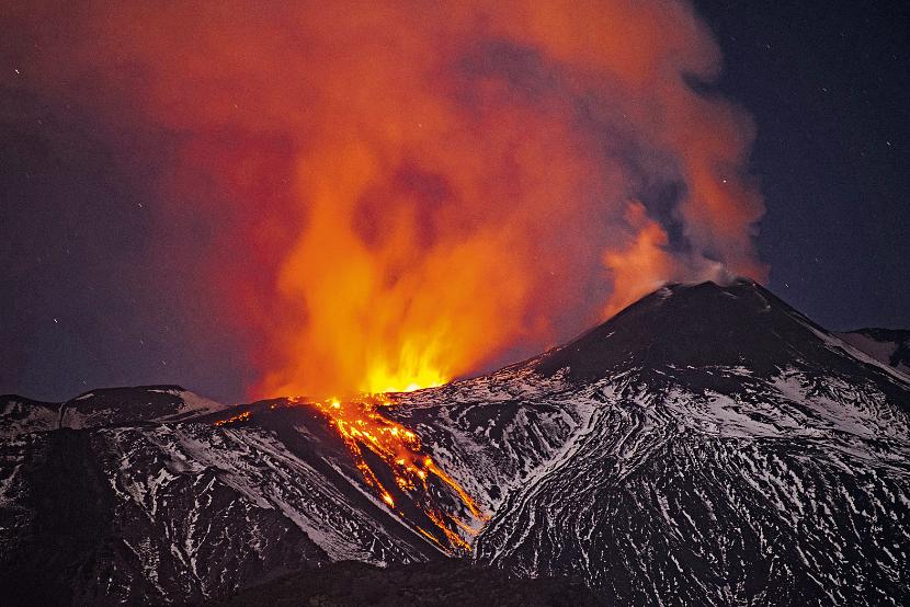 W rzeczywistości to nie jeden, lecz kilka kraterów i szczelin (erupcja w kwietniu ub.r.).