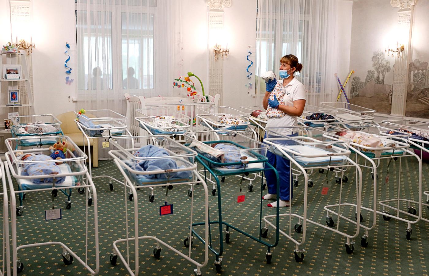 W ukraińskim hotelu „Wenecja” pod opieką niań przebywa obecnie 51 noworodków urodzonych przez surogatki w trakcie pandemii koronawirusa.