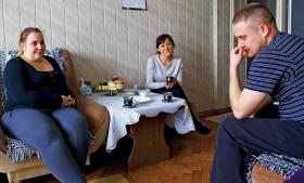 Agnieszka z partnerem Radkiem, pośrodku asystentka rodziny Jolanta Kłusek.