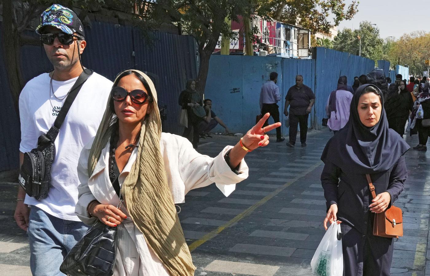 Kobiety w Iranie coraz śmielej pokazują włosy na ulicach, a w całym kraju regularnie dochodzi do antyreżimowych demonstracji.