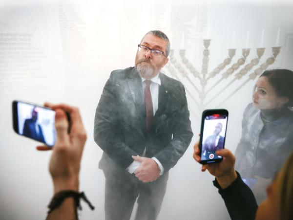 Grzegorz Braun w Sejmie po ataku gaśnicą na świece chanukowe