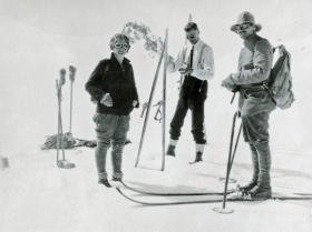 Przerwa w czasie jazdy na nartach w Davos Klosters. Rok 1926. Przy okazji warto rzucić okiem na modę narciarską z międzywojnia oraz sprzęt narciarzy.