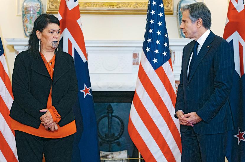 Tatuaże na twarze! Przykład daje Nanaia Mahuta, szefowa nowozelandzkiej dyplomacji (na zdjęciu – z sekretarzem stanu Antonym Blinkenem podczas wizyty w Waszyngtonie w listopadzie ub.r.).