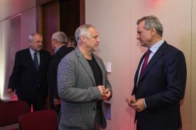 Marek Kondrat, członek Kapituły Obywatelskiej, oraz redaktor naczelny POLITYKI Jerzy Baczyński