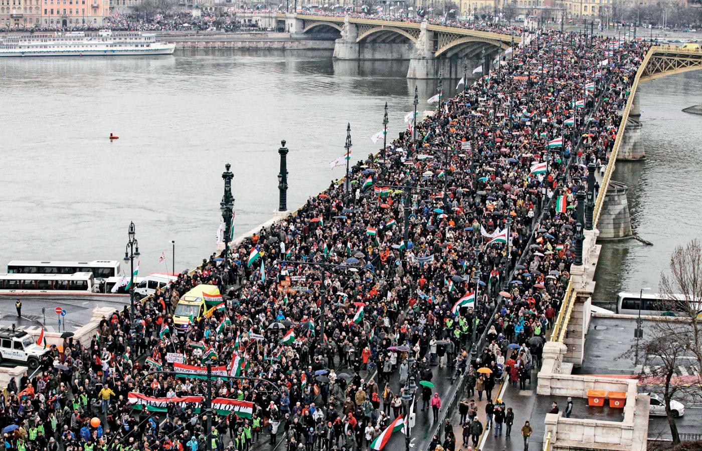 Demonstracja w Budapeszcie po wyborach wygranych przez Fidesz.