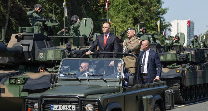 Defilada w Warszawie miała jeszcze jeden unikatowy wymiar. Była pierwszą, w której uczestniczył prezydent Karol Nawrocki jako zwierzchnik sił zbrojnych.