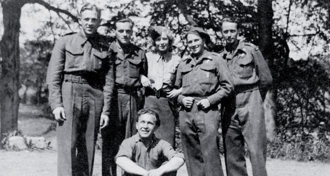 Podczas szkolenia w Polmont w Szkocji. Stefan Przybylik stoi drugi od lewej, 1943 r.
