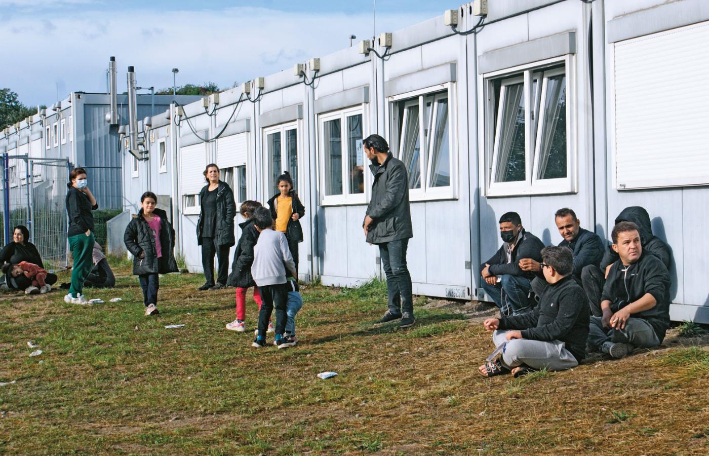 Ośrodek przejściowy w Eisenhüttenstadt. Uchodźcy liczą, że choć powinni być zawróceni do Polski, uda im się zostać w Niemczech.