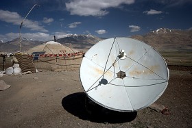 Na miarę skromnych możliwości ekonomicznych koczownicy starają się iść z duchem czasów i rozwojem technologii. Jurta w osadzie Uczdżilga.