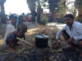 Afgańczycy gotują wodę na herbatę. Przed opuszczonym hotelem Captain Elias, gdzie tłoczy się kilkuset imigrantów.