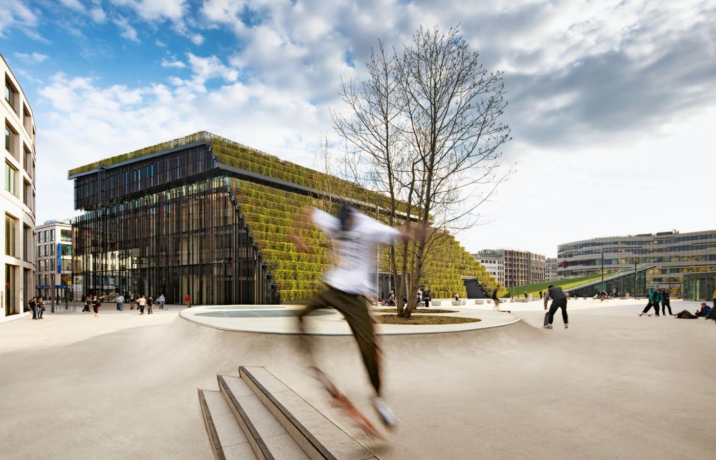Kö-Bogen II. Jak przekonuje pracownia Ingenhoven Architects, ich realizacja w Düsseldorfie ma największą w Europie zieloną fasadę. To 8 km żywopłotu z grabu, ponad 30 tys. sadzonek. Intensywny dawniej ruch kołowy dziś ogranicza się tu do tramwajów i skateboardów.