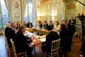 Premier Attal (w środku, pod ścianą) i ministrowie jego rządu