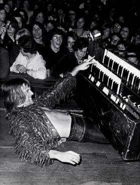 Keith Emerson, lider Emerson, Lake&Palmer. Jego zespół, pompatyczny i wykorzystujący potężne nagłośnienie, miał twardych oponentów.