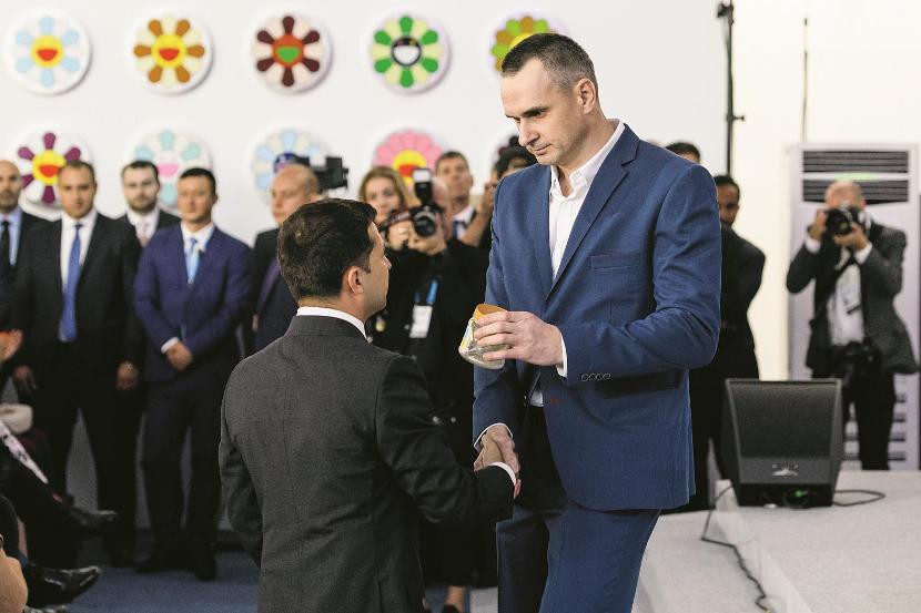Prezydent Ukrainy Wołodymyr Zełenski (z lewej) odniósł sukces. Za jaką cenę?