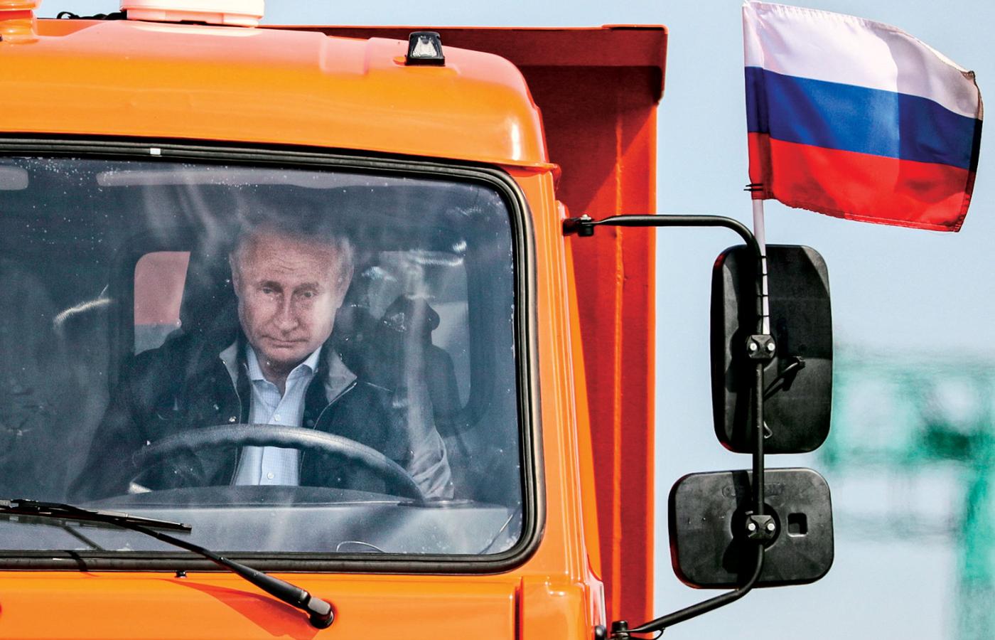 Władimir Putin za kierownicą wielkiego kamaza