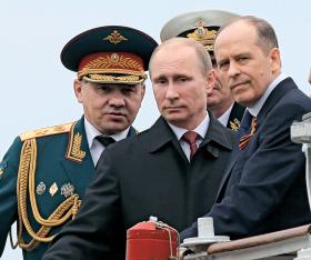 Putin z ministrem obrony Siergiejem Szojgu i szefem FSB Aleksandrem Bortnikowem