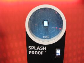 Na stoisku Motoroli powleczone specjalną nano-powłoką telefony odpychały wodę - kropla nie jest w stanie przyczepić się do jej powierzchni. Podobne rozwiązania będą wprowadzać też inni producenci (m.in. Nokia).