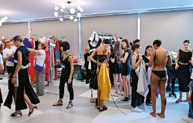 „Wkurza mnie mówienie o modzie jak o sztuce, bo to jest przede wszystkim przemysł…”.