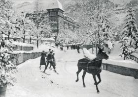 Skijoering, czyli sport polegający na ciągnięciu nart. Dziś narciarze są zaczepieni do motocykli. Jeszcze na początku XX wieku, jak w przedstawionym na zdjęciu Grindelwaldzie, wiosce w kantonie Berno, do skijoeringu używano koni.