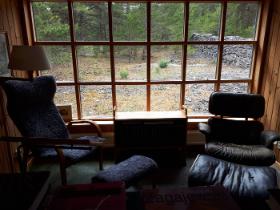 Fragment biblioteki, służący jako czytelnia i miejsce do rozmowy.