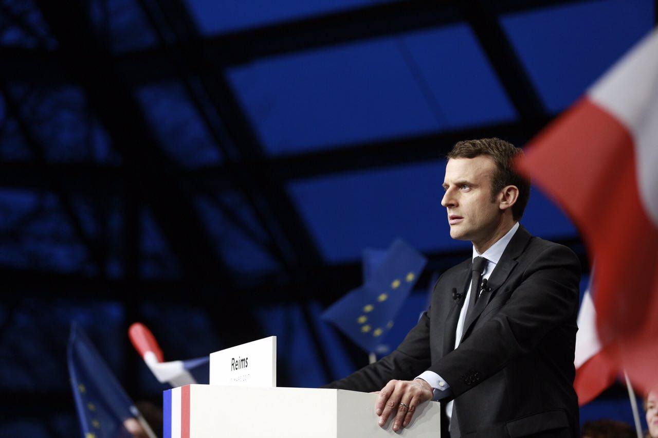 Скандалы сми. Последние представители Франции. Новый премьер Франции фото. Вертикальные обои на телефон с Макроном.