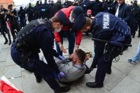 Nowe przepisy w połączeniu z pobudzoną do działania policją szybko zaczęły przynosić opłakane efekty.