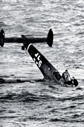 Niemiecki Me 110 strącony w wody kanału La Manche podczas Bitwy o Anglię, lato 1940 r.