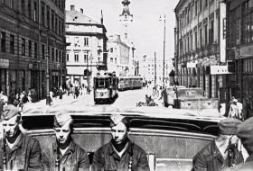 Żołnierze Luftwaffe w samochodzie Steyer 1500, zwanym przez warszawiaków „wanną”. Ulica Senatorska, w tle wieża Pałacu Jabłonowskich.