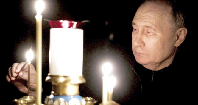Władimir Putin zapala świece w intencji ofiar zamachu pod Moskwą, 24 marca 2024 r.
