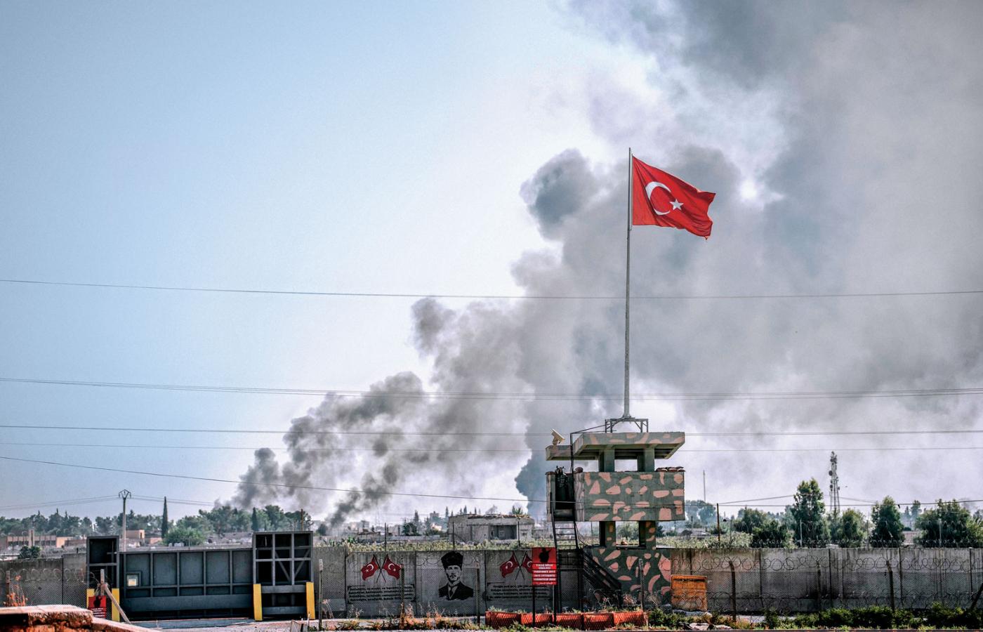 Akçakale – turecka granica z Syrią. Dymy w syryjskim miasteczku Tal Abyad.