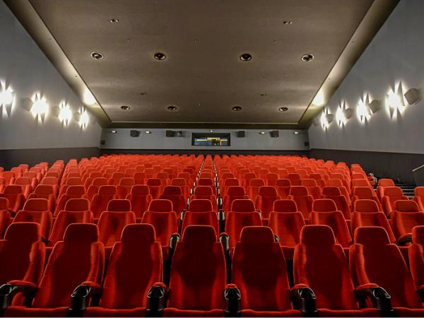 Pusta sala kinowa. Maj 2021 r.