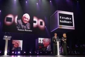 Oooo, Tadeusz Różewicz! Nasz Kreator Kultury 2010. Z racji wieku na gali nie pojawił się osobiście (mieszka we Wrocławiu), ale na wideo. Przekazał podziękowania, pozdrowienia. Oraz powiedział wiersz.