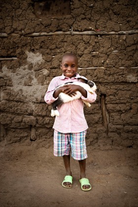 Felix Ntihanabayo, 9 lat. Mieszka z matką, siostrą i bratem. Przynosi wodę i pomaga mamie w domu. Gdy uda im się sprzedać na targu małe KRÓLIKA, rodzina ma pieniądze na jedzenie. W przyszłości chce jeździć na motorze. Osada Pigmejów pod Ruhango, Rwanda