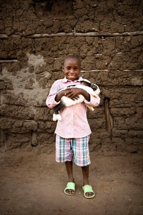 Felix Ntihanabayo, 9 lat. Mieszka z matką, siostrą i bratem. Przynosi wodę i pomaga mamie w domu. Gdy uda im się sprzedać na targu małe KRÓLIKA, rodzina ma pieniądze na jedzenie. W przyszłości chce jeździć na motorze. Osada Pigmejów pod Ruhango, Rwanda