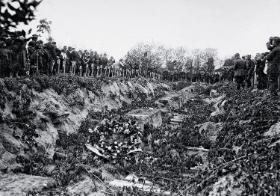 Pogrzeb ofiar przewrotu majowego w zbiorowej mogile.