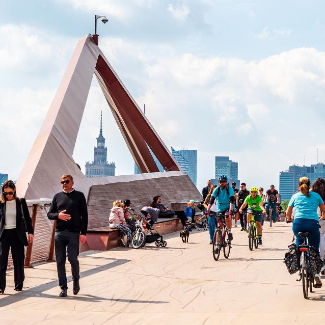 Budowa kładki Magdaleny Abakanowicz (taką nazwę otrzymała w sierpniu 2025 r.) to także naturalna konsekwencja zwrócenia się miasta ku rzece, której brzegi jeszcze niedawno były zdegradowane i raczej zniechęcały, niż zachęcały do przebywania nad nimi.