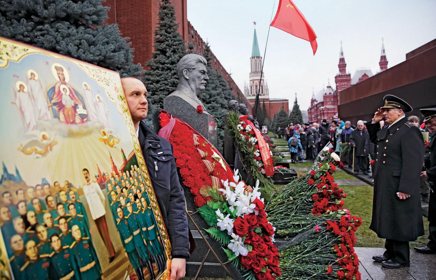 Rosyjscy weterani oddają hołd Stalinowi w 136. rocznicę urodzin dyktatora.