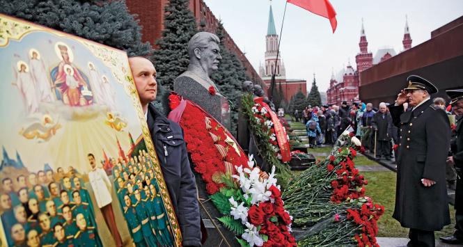 Rosyjscy weterani oddają hołd Stalinowi w 136. rocznicę urodzin dyktatora.