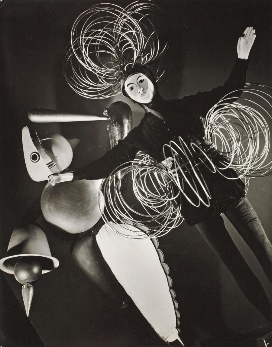 Figura druciana i figura abstrakcyjna z „Baletu triadycznego”. Zdjęcie z wystawy „Bauhaus: 1919–28”, MoMA, Nowy Jork, 1938–39