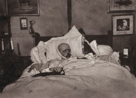 Od tego się zaczęło... Jedno z pierwszych zdjęć paparazzi, wykonane w 1898 r. – Otto von Bismarck na łożu śmierci.