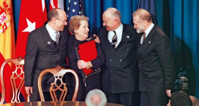 Sekretarz stanu USA Madeleine Albright z ministrami spraw zagranicznych Janem Kavanem, Janosem Martonyi i Bronisławem Geremkiem po podpisaniu dokumentów stwierdzających przyjęcie Czech, Węgier i Polski do NATO, Independence, 12 marca 1999 r.