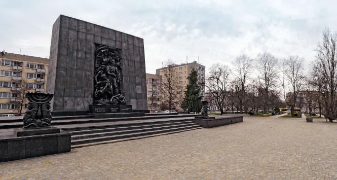Pomnik Bohaterów Getta w Warszawie i gmach Muzeum Historii Żydów Polskich POLIN.