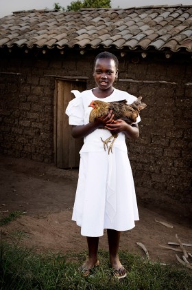 Agnés Uwimpuhwe, 14 lat. Mieszka z babcią i dwójką niespokrewnionych dzieci. Nosi wodę, gotuje. Lubi ich jedyną KURĘ, bo daje jajka i kurczaki na sprzedaż. Chce być siostrą, pozna wiarę oraz będzie wiedziała, jak kochać innych ludzi. Ruhango, Rwanda