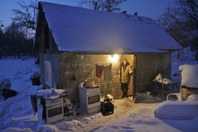 Stajenka Piłatów w Zastowie Polanowskim. W przerobionej na mieszkalną obórce cała rodzina znów siedzi na kupie.