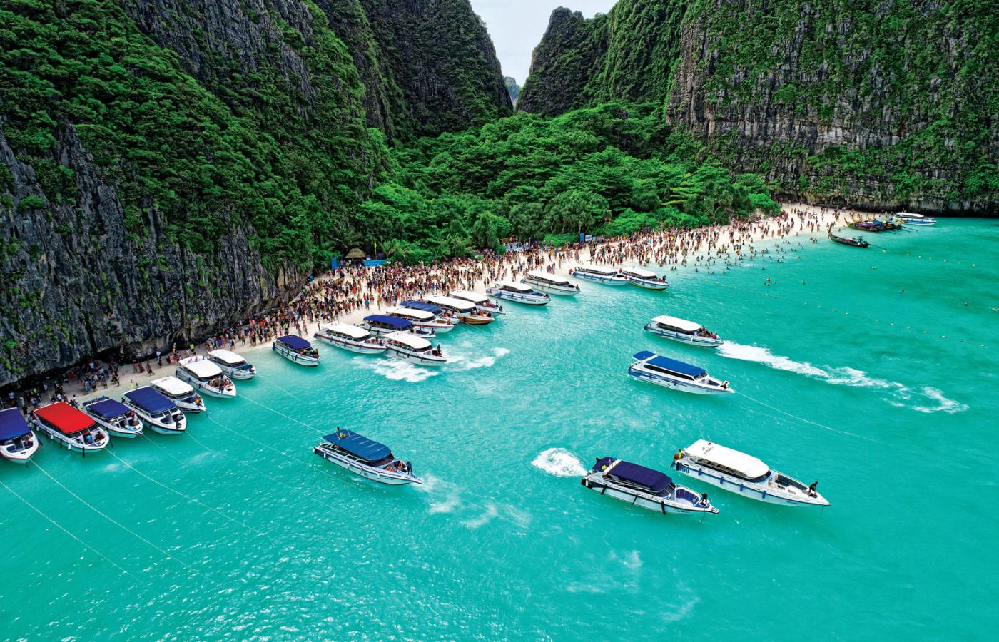 Niebiańska Plaża (Maya Bay) w Tajlandii. Najbardziej oblegane atrakcje zostały objęte restrykcjami. W wielu miejscach już ograniczono liczbę turystów. Maya Bay po prostu zamknięto.