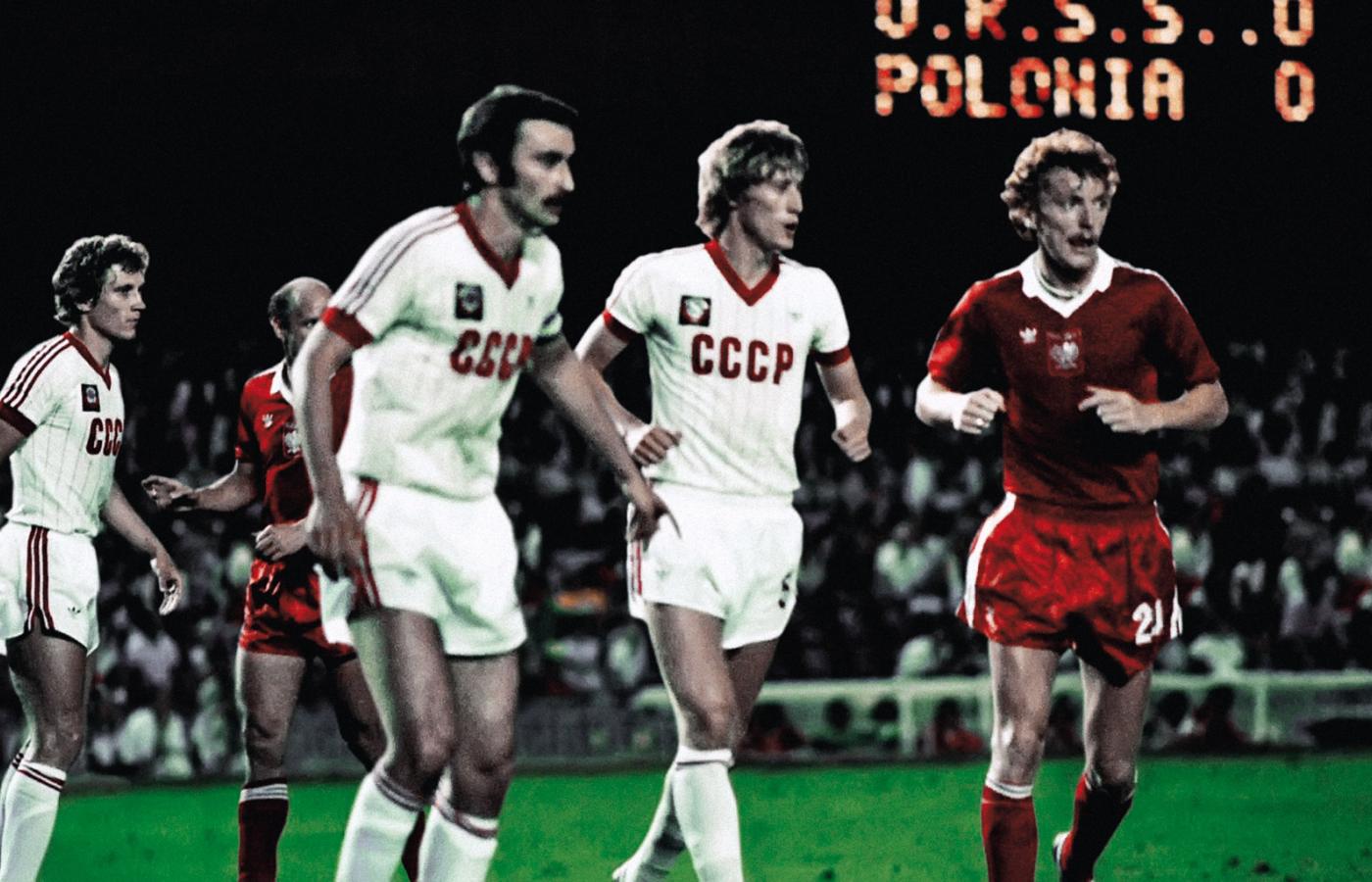 Kadr z filmu „Mundial. Gra o wszystko”. Z prawej: Zbigniew Boniek podczas legendarnego pojedynku ze Związkiem Radzieckim w 1982 r.